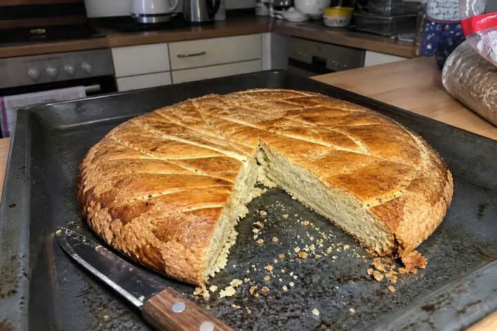 Round Armenian gata pastry with a patterned golden crust and sweet filling