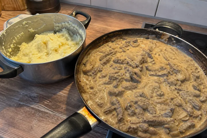 Beef stroganoff with mushrooms and mashed potatoes