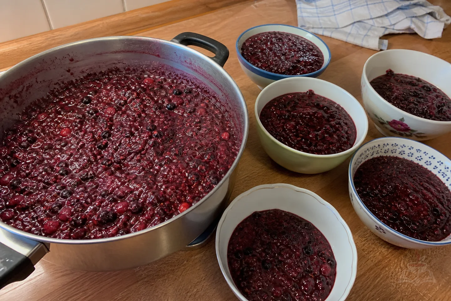 Belarusian kulaga berry dessert in small bowls with fresh berries